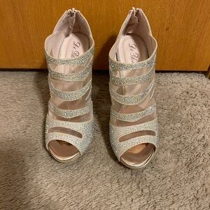 Beautiful high heels. De Blossom collections size 8 nice wedding shoes